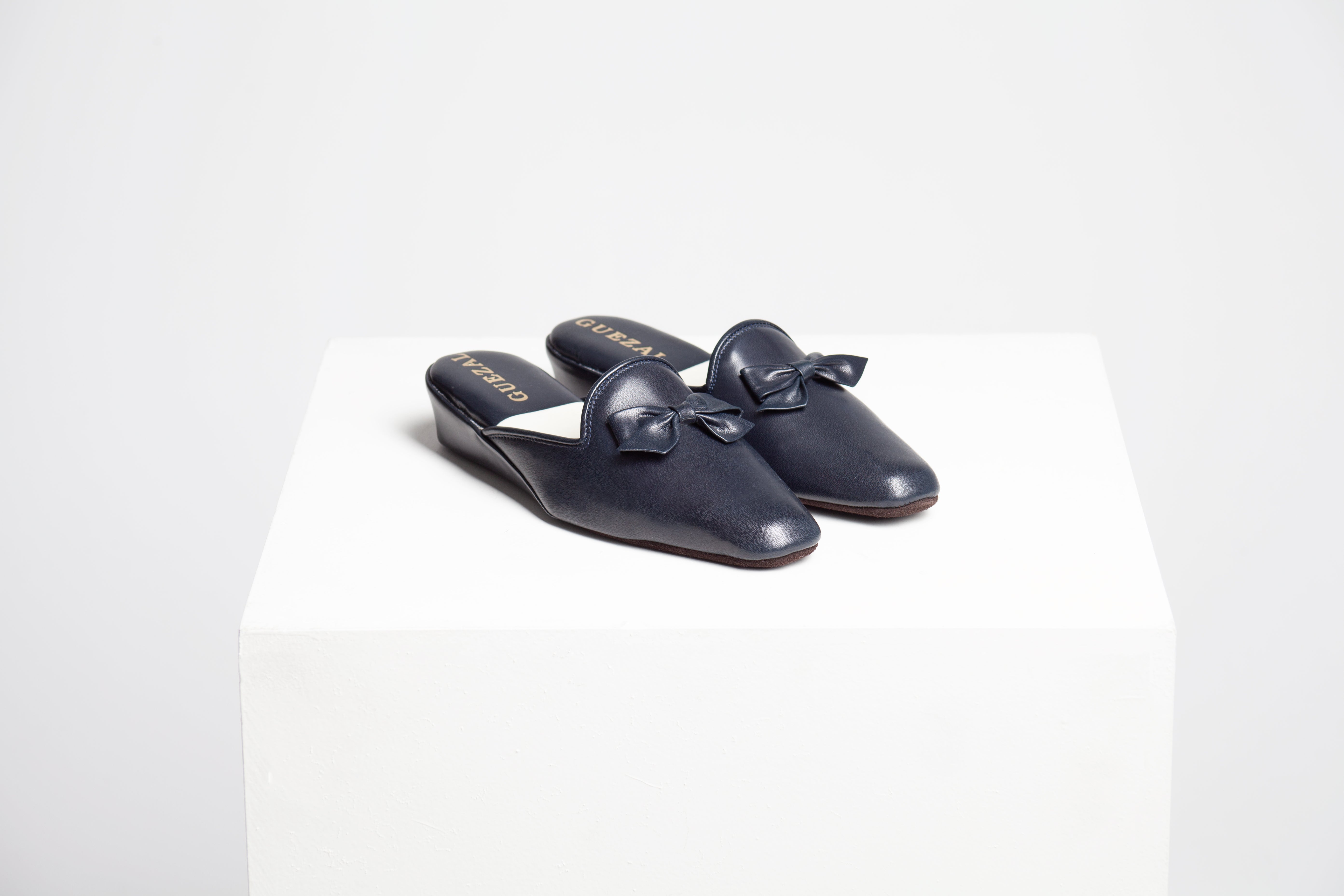 Zapatilla con lazo pequeño