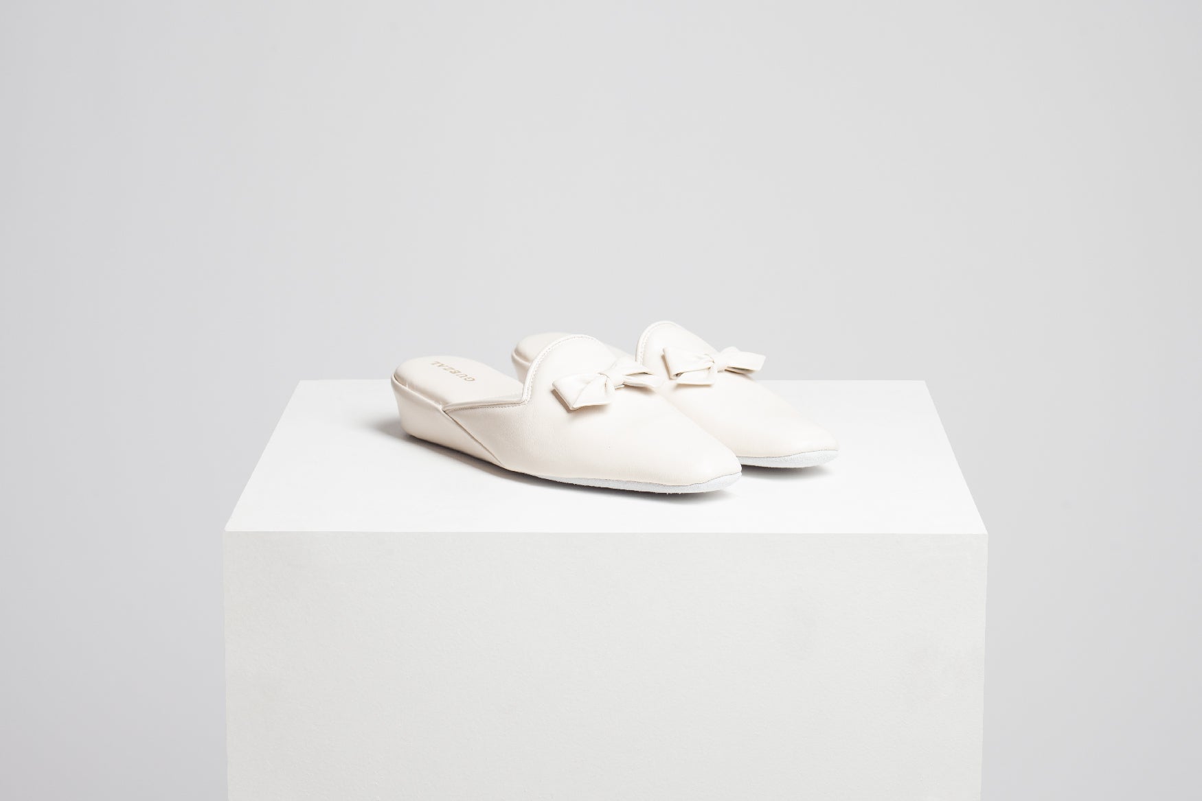 Zapatilla con lazo pequeño