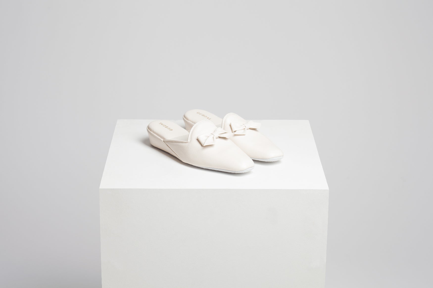 Zapatilla con lazo pequeño